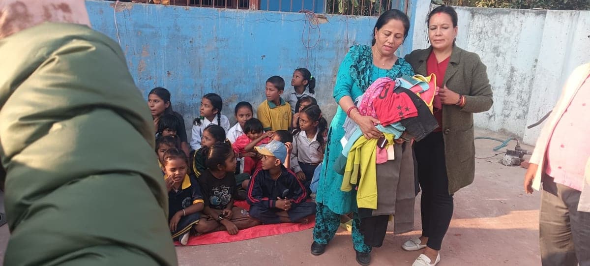 लत्ताकपडा तथा शैक्षिक सामग्री वितरण